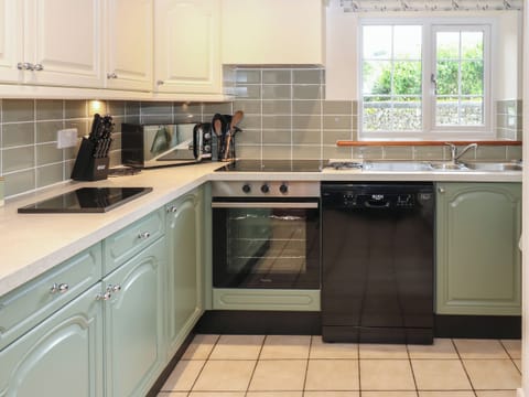 Cottage | Private kitchen | Fridge, dishwasher, cookware/dishes/utensils