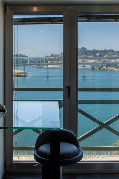 Panoramic Apartment | Private kitchen | Microwave, oven