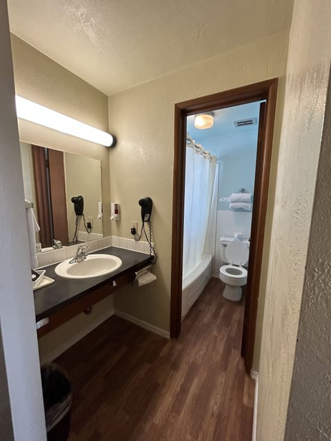 Standard Single Room, 1 King Bed | Bathroom | Combined shower/tub, free toiletries, hair dryer, towels