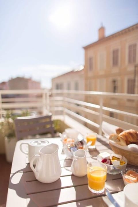 Daily continental breakfast (EUR 12 per person)