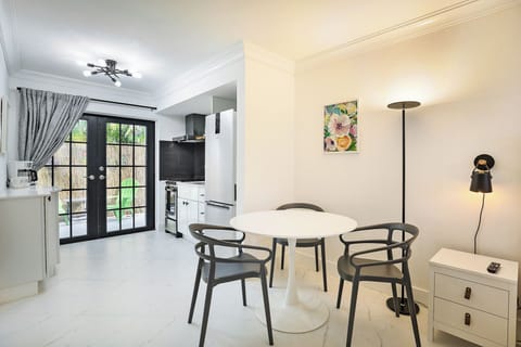 Parent's Suite | Living area | 43-inch Smart TV with cable channels, Netflix, Hulu