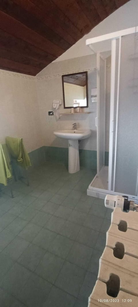 Comfort Triple Room | Bathroom | Shower, rainfall showerhead, hair dryer, bidet