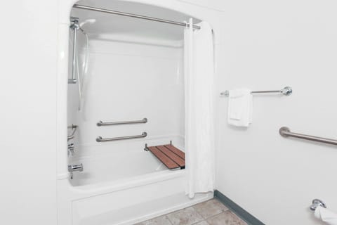 Combined shower/tub, free toiletries, hair dryer, towels