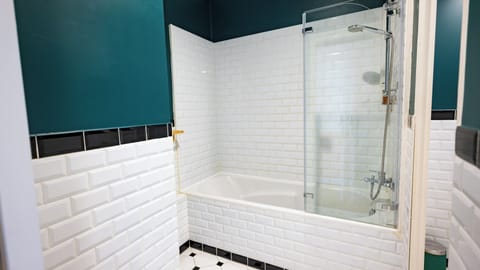 Chambre Double - vue Cher | Bathroom | Shower, hair dryer, towels, soap