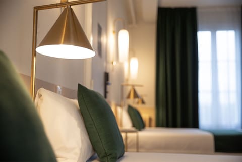 Chambre Quadruple | Premium bedding, laptop workspace, free WiFi, bed sheets