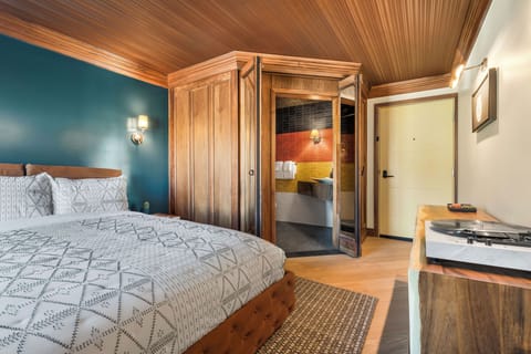 Standard Room, 1 King Bed | 1 bedroom, premium bedding, individually decorated