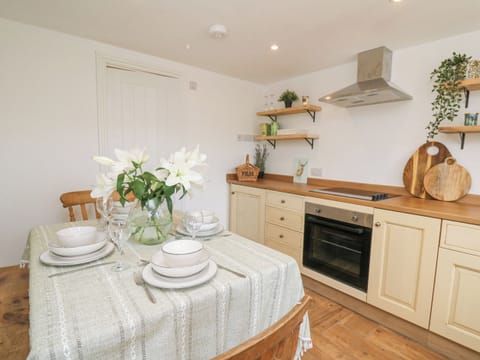 Cottage | Private kitchen | Fridge, dishwasher, cookware/dishes/utensils