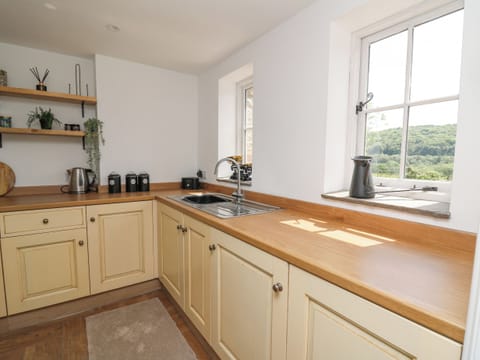 Cottage | Private kitchen | Fridge, dishwasher, cookware/dishes/utensils