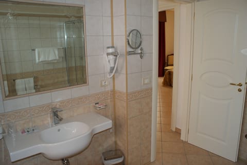 Rainfall showerhead, free toiletries, hair dryer, bidet
