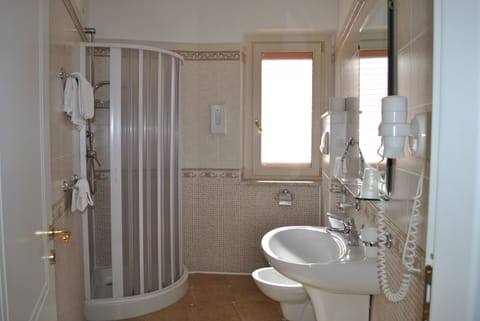 Rainfall showerhead, free toiletries, hair dryer, bidet