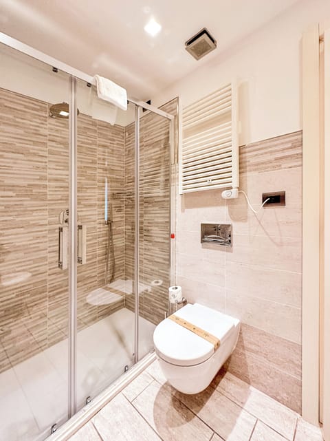 Superior Double Room | Bathroom | Shower, free toiletries, hair dryer, towels