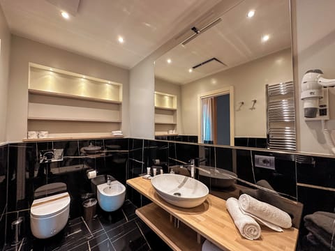 Junior Suite | Bathroom | Shower, free toiletries, hair dryer, towels