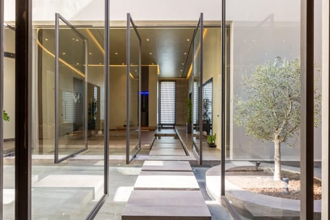 Sauna, hot tub, steam room, hot stone massages, deep-tissue massages