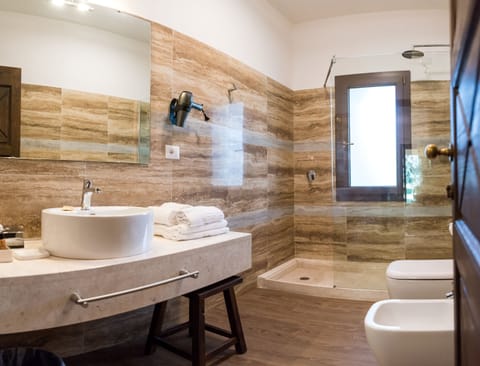 Shower, rainfall showerhead, free toiletries, hair dryer