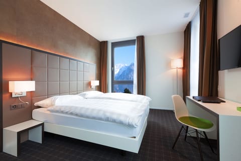 Premium bedding, in-room safe, desk, soundproofing