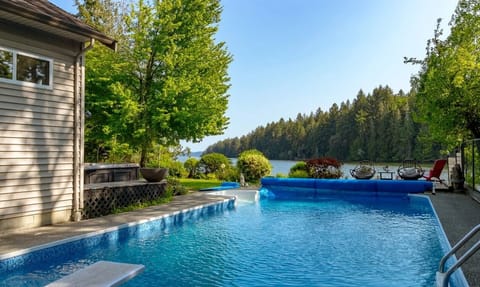 Exclusive House | Bathroom | Hydromassage showerhead, designer toiletries, hair dryer, bidet