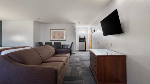 Deluxe Studio Suite, 2 Queen Beds, Non Smoking | Living area | 37-inch TV with cable channels