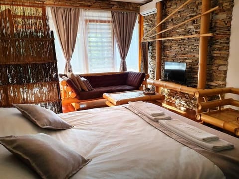 Standard Bungalow | In-room safe, desk, laptop workspace, soundproofing