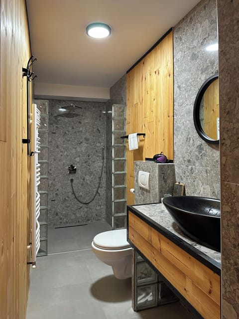 Gallery Quadruple Room | Bathroom shower