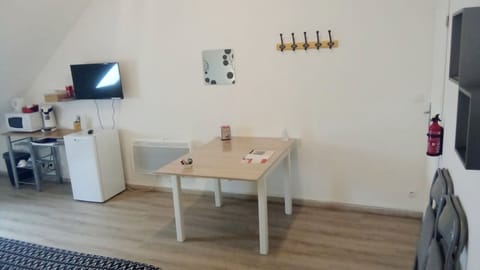 Basic Suite, 2 Double Beds | Cribs/infant beds, free WiFi, bed sheets