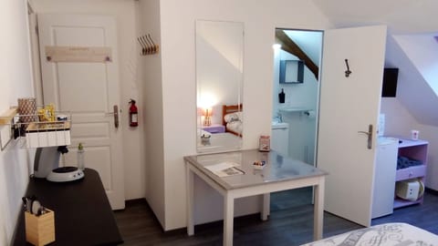 Basic Triple Room, 1 Bedroom | Soundproofing, cribs/infant beds, free WiFi, bed sheets