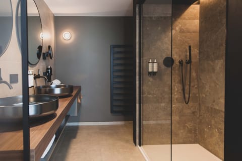 Deluxe Suite | Bathroom | Hair dryer, slippers, towels