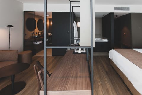 Deluxe Suite | Minibar, in-room safe, blackout drapes, iron/ironing board