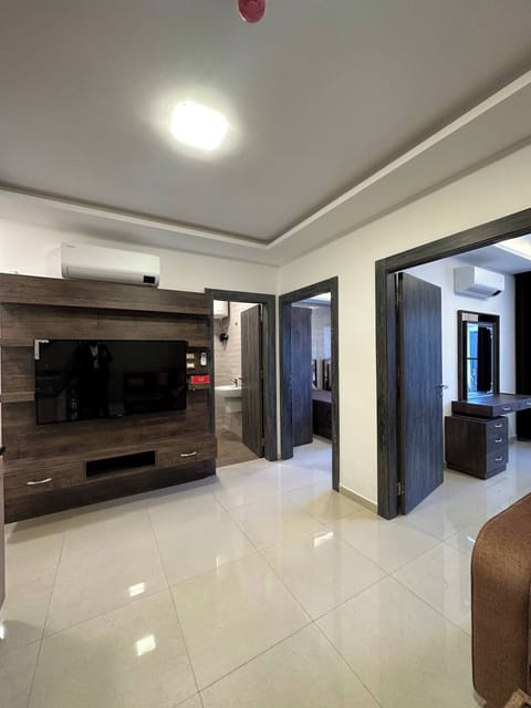 Apartment, 2 Bedrooms, Accessible, Smoking | Living room