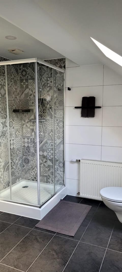 Family Apartment | Bathroom | Shower, rainfall showerhead, towels