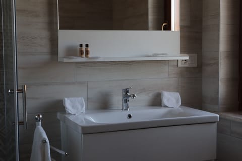 Shower, rainfall showerhead, free toiletries, hair dryer