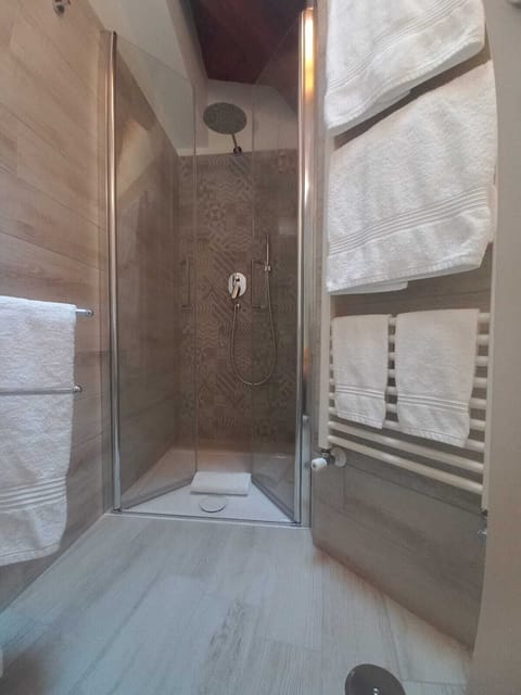 Standard Double Room, 1 Bedroom | Bathroom | Shower, rainfall showerhead, free toiletries, hair dryer