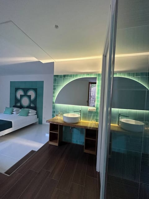 Double Room, Ensuite, Mountain View (Verde) | Bathroom | Free toiletries, hair dryer, bidet, towels