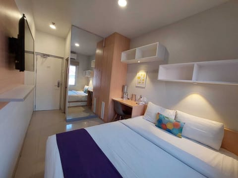 Standard Room, 1 Queen Bed | Desk, laptop workspace, free WiFi