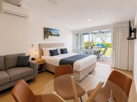 Deluxe Room, Non Smoking, Kitchen (Deluxe One Bedroom) | Pillowtop beds, blackout drapes, iron/ironing board, free WiFi
