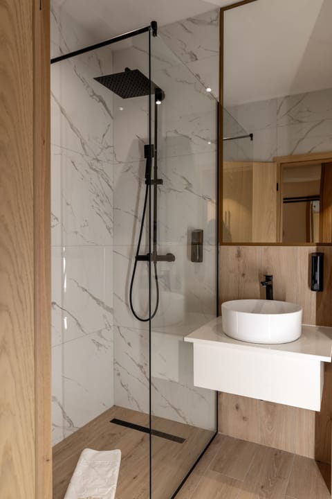 Shower, rainfall showerhead, free toiletries, hair dryer