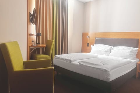 Desk, soundproofing, free WiFi, bed sheets