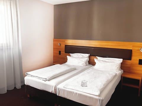 Desk, soundproofing, free WiFi, bed sheets