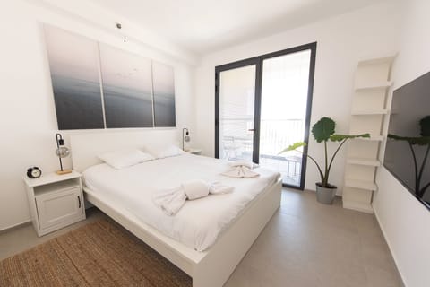 2 bedrooms, premium bedding, desk, laptop workspace