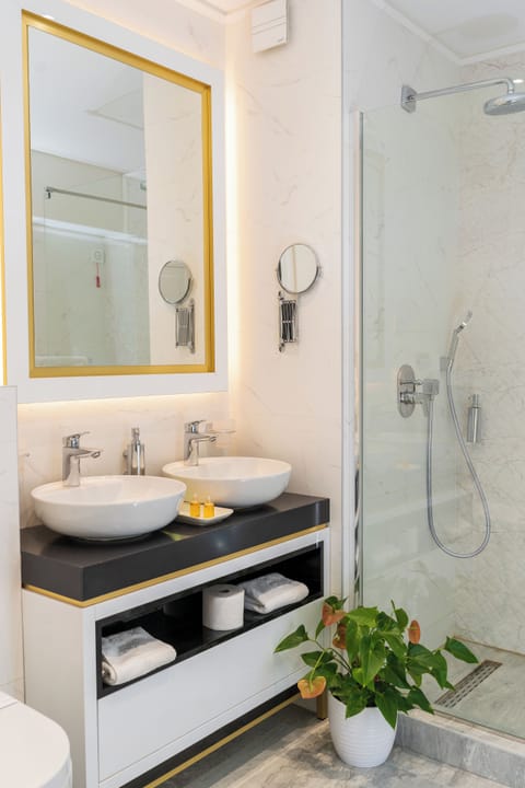 Queen room with Balcony and Jacuzzi | Bathroom | Shower, rainfall showerhead, hair dryer, slippers