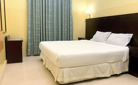 Laptop workspace, WiFi (free), bed sheets