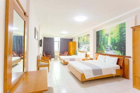 Family Room | Hypo-allergenic bedding available, minibar, desk, soundproofing