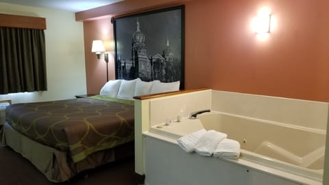 Studio Suite, 1 King Bed, Non Smoking | Jetted tub