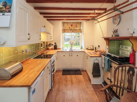 Cottage | Private kitchen | Fridge, dishwasher, electric kettle, toaster