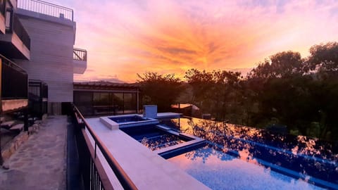 2 outdoor pools
