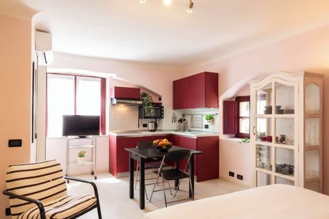 City Studio | Private kitchen | Full-size fridge, stovetop, dishwasher, espresso maker