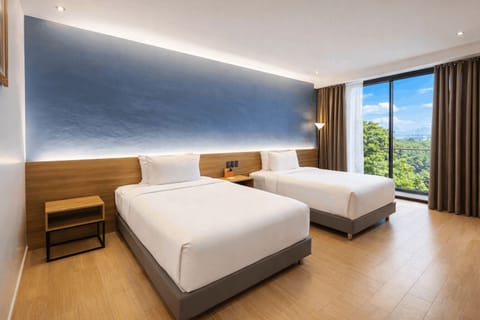 Premier Double Room | Minibar, desk, blackout drapes, soundproofing