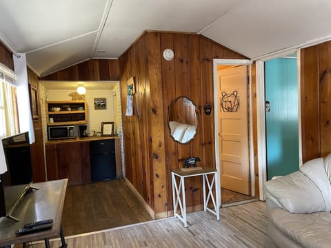 BEAR CUB (No.2) Two Steps (Split Level) | Free WiFi, bed sheets