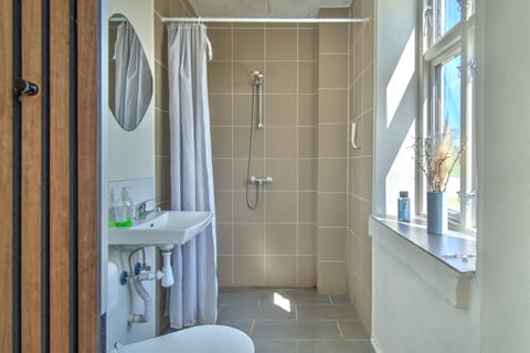 Family Studio Suite | Bathroom