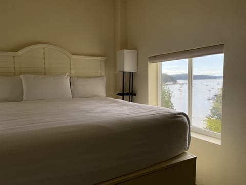 Traditional Penthouse, 2 Bedrooms, Kitchen, Bay View | Desk, blackout drapes, iron/ironing board, free WiFi