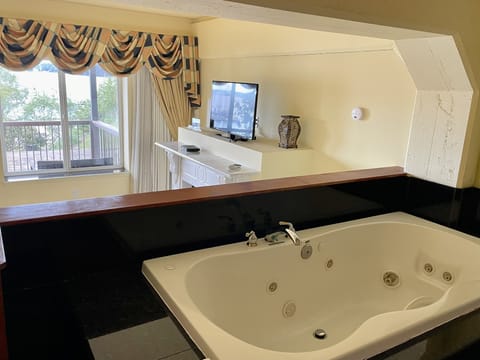 Luxury Suite, Jetted Tub, Bay View | Jetted tub